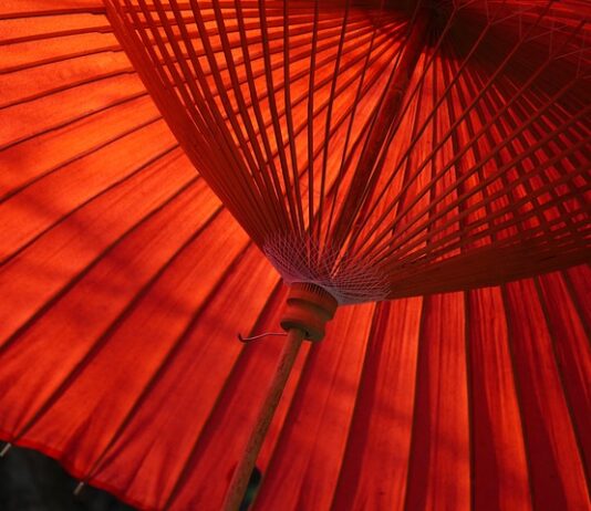 Jak Wkopać parasol?