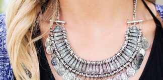 Jaki naszyjnik do sukienki z dekoltem V?