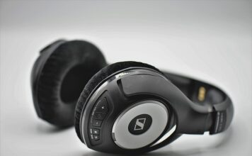 Czy po przekłuciu uszu można nosić słuchawki nauszne?