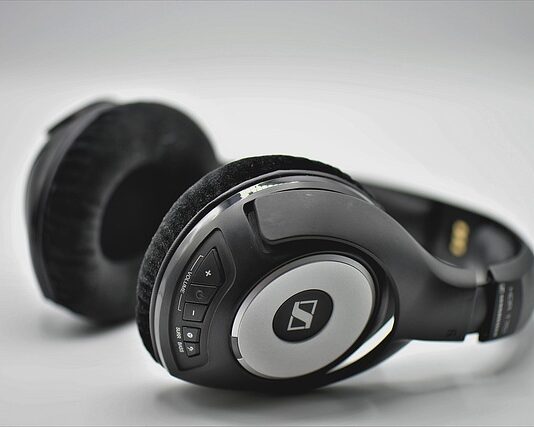 Czy po przekłuciu uszu można nosić słuchawki nauszne?