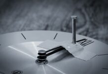 Jak przykleić łatkę do spodni?