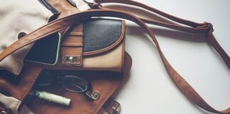 Jaka torebka pasuje do złotych butów?