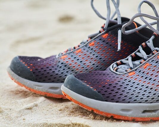 Dlaczego mówi się adidasy?