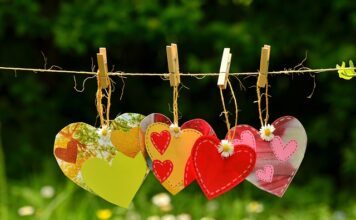 Czy do czerwonej bielizny pasują czarne pończochy?