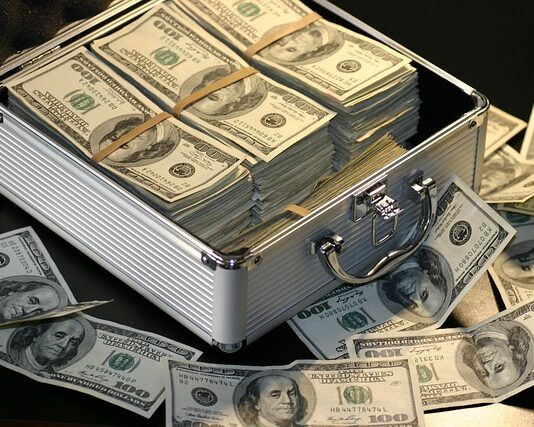 Ile zarabia piercing?