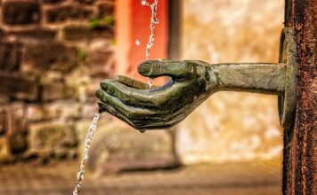 Czym nie czyścić okularów?