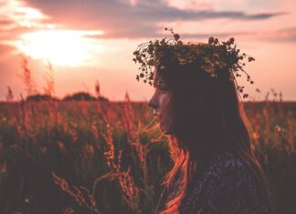 Jak nazywa się stroik na głowę?