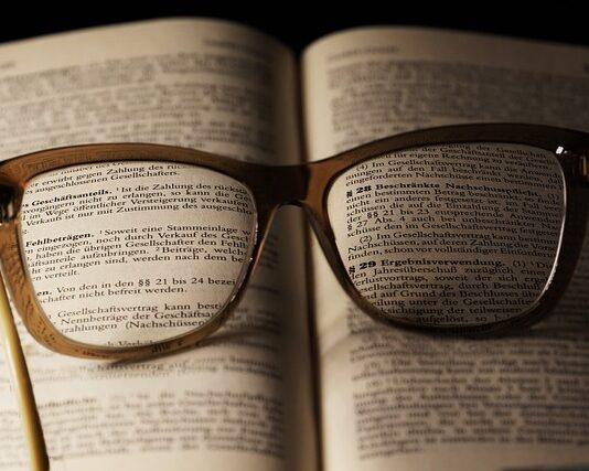 Czy czarne oprawki okularów postarzają?