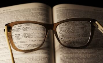 Jakie oprawki do okularów metalowe czy plastikowe?