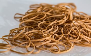 Jaki kolor gumek optycznie wybiela żeby?