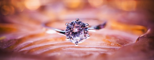 Kiedy ściągać pierścionek zaręczynowy?